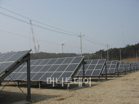 ↑ 남동발전에서 운영하고 있는 신재생에너지 단지. 앞쪽이 태양광 설비이고 뒤쪽 흰색 설비가 풍력발전기다.ⓒ정진우 기자