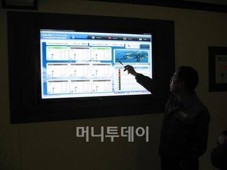 ↑ 박덕현 남동발전 혁신업무팀 차장이 신재생에너지 자동제어 계측 시스템을 설명하고 있다.ⓒ정진우 기자