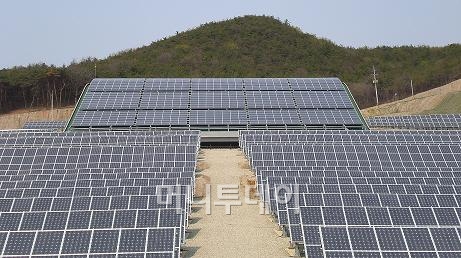 ↑ 인천광역시 남동발전 영흥화력발저소 내 설치된 태양광 발전시설 전경(사진: 남동발전)
