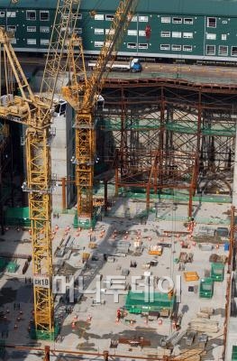 ↑서울 여의도 '파크원' 현장. 평일 낮인데도 크레인이 멈춰서 있고 공사인부도 찾아볼 수 없다. ⓒ이동훈 기자