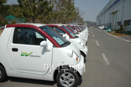 ↑공장 외부에 출고 대기 중인 저속전기차 e-ZONE