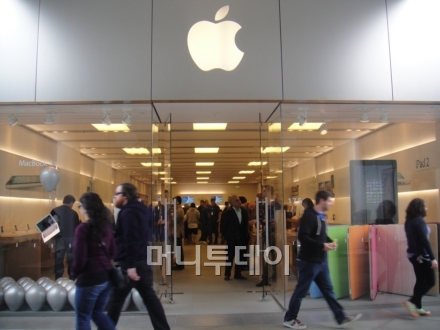 ↑미국 로스앤젤레스 센추리시티 쇼핑몰 내 애플스토어