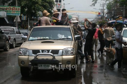 ▲부처에게 물을 뿌리는 송크란 축제의 행사
