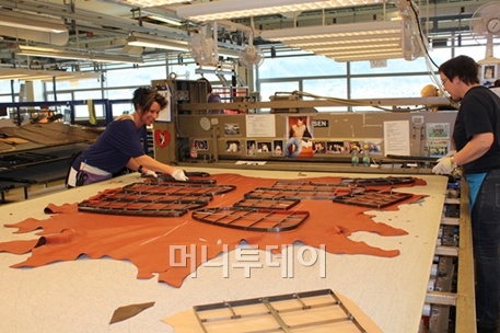 ↑에코르네스 공장 직원들이 점심식사를 마친 후 자신들이 만든 스트레스리스 의자에 안자 담소를 나누고 있다.