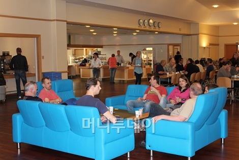 ↑창업주의 조카 아베 에코르네스씨. 경영에 관여하지 않고 제품개발에만 집중하고 있다.