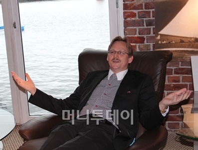 ↑피요르드 절경과 어우러진 시킬번 마을에 공장이 있다.이곳에서 매일 1500개의 스트레스리스 의자가 생산되고 있다.