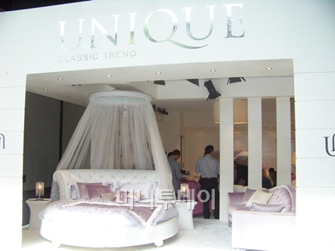 ↑클래식가구에서도 화이트톤이 강세다.