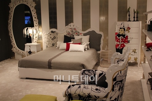 ↑클래식 스타일에 화이트톤으로 디자인한 포트레이트 전시장