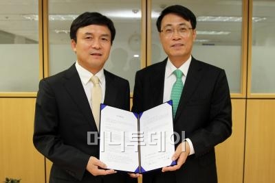 ↑ 이백규 머니투데이 편집인(왼쪽)과 설정선 한국통신사업자연합회 상근부회장은 21일 오전 11시 서울 서린동 머니투데이 본사에서 모바일산업 발전을 위해 상호협력을 다짐하는 업무협정서를 체결했다. ⓒ이명근 기자 tjdrbs23@