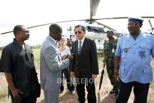 ↑현장시찰에 나선 최영진 코트디부아르 유엔 특별대표