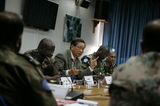 ↑코트디부아르 대통령궁 인근에 위치한 유엔사무실에서 대책회의를 주재하는 최영진 유엔 특별대표