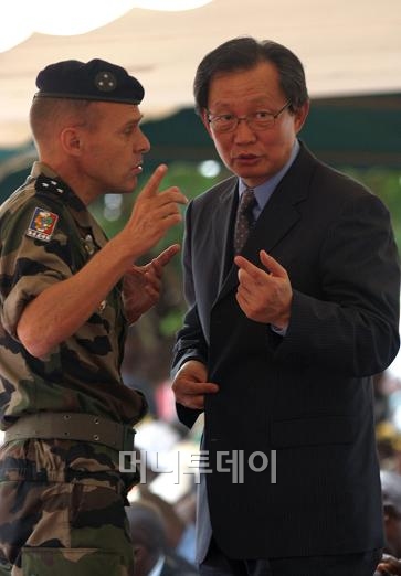 ↑최영진 코트디부아르 유엔 특별대표가 프랑스 주둔군 리콘 군 사령관과 협의하고 있다