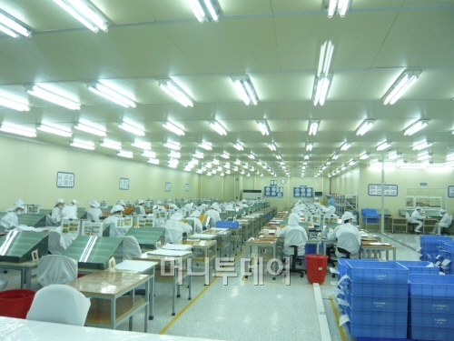 플렉스컴비나는 낮은 인건비를 바탕으로 자동화와 노동집약화를 병행하고 있다.