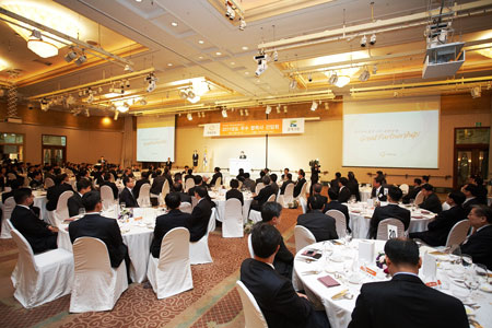 한화건설은 지난 22일 서울 중구 플라자호텔에서 '2011우수협력사 간담회'를 개최했다. 이번 간담회는 기술개발과 공사수행에 탁월한 역량을 발휘한 협력사들을 격려하고 지원하기 위해 마련됐다. 간담회에는 119개 협력사가 참석했으며 최우수 협력사 8개사, 우수협력사 41개사에 대한 포상이 진행됐다. 이근포 사장(앞줄좌측 8번째)이 협력사 대표들과 함께 기념촬영을 하고 있다. ⓒ한화건설 제공