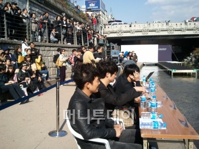 ↑오간수교 아래의 관객들과 심사위원단