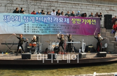 ↑화려한 축하공연을 선보이는 걸그룹 'LA.G'