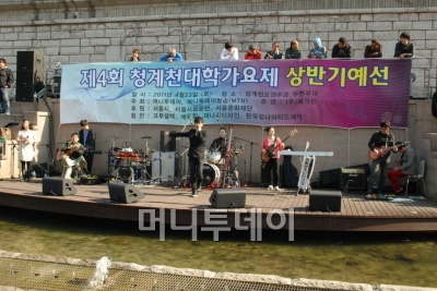 ↑청계천대학가요제 단골 밴드인 월드에이드의 축하공연 광경