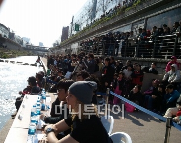 ↑많은 외국인들, 특히 심사위원단에까지 외국 뮤지션이 자리하여 눈길을 끌었다.