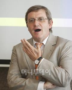 ↑로저 톨보이 아시아 담당