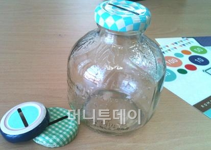 ↑마이크로카페 '쇼파'의 이벤트 경품 '리사이클뱅크' 일명 재활용은행. 여러가지 스티커를 붙여 동전을 종류별로 구분해서 모으거나, 저금목적에 따라 돈을 모을 수 있다.