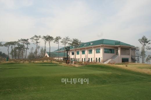 ↑롯데스카이힐 경주 미술관에 작품을 전시하는 세계적인 미술가 윈저 조 이니스.