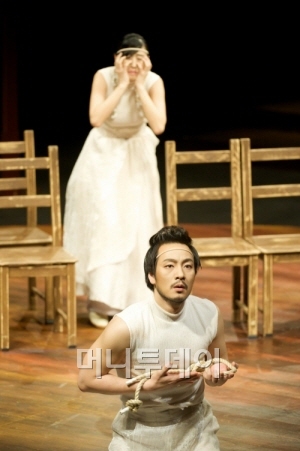 ↑음악극 '더 코러스; 오이디푸스'의 한 장면. 오이디푸스 역의 박해수와 이오카스테 역에 김은실. ⓒLG아트센터