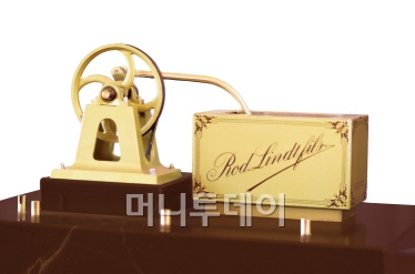 린트 초콜릿 초창기에 특유의 부드러운 맛을 선사할 수 있었던 비결인 초콜릿 제조기 '콘치'.