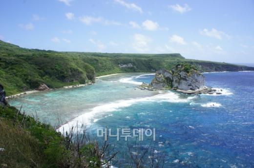 만세절벽 부근에 있는 '새 섬(Bird Island)'. 섬 주변으로 치는 파도가 마치 새가 날갯짓을 하는 것 같은 모양이어서 버드 아일랜드라고 불린다.