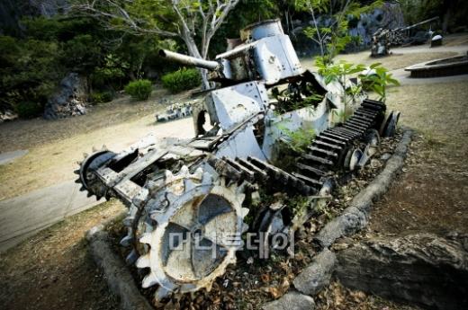 매주 목요일에는 사이판 중심가인 가라판에 '스트릿 마켓(야시장)'이 들어선다. 기념품과 특산물은 물론 아시아 전역 음식을 파는 난전이 펼쳐진다.