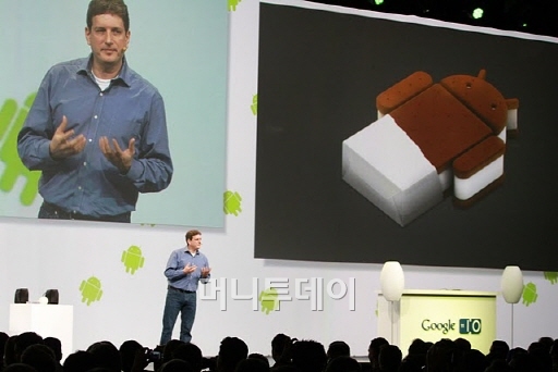 ↑ 마이크 클레린 안드로이드 엔지니어링 팀 담당자가 10일 열린 구글 개발자대회에서 새로운 운영체제인 아이스크림샌드위치를 소개하고 있다.