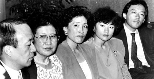 1992년 한 자리에 모인 ‘정 트리오’와 가족. 왼쪽부터 장남 정명근, 어머니 고(故) 이원숙, 셋째 명화, 넷째 경화, 여섯째 명훈씨. 고인이 공연 기획자인 정명근씨와 함께 낸 『음악 이야기』 출판을 기념하는 자리였다. 중앙포토.