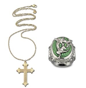 ↑(사진=페넬로페 크루즈의 골드 크로스 네크리스, 조니뎁의 링/스와로브스키 제공)