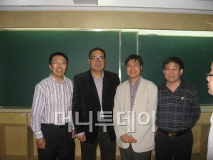 웨이지에 칭화대 경제관리학원 교수(왼쪽에서 두번째)가 '중국경제의 2011년 3대 정책과제'라는 주제의 특강을 마치고 기념촬영을 하고 있다.