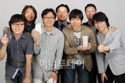 ↑ '대한민국 모바일앱 어워드 2011'에서 '5월 으뜸앱'으로 △큐브로(qbro·젤리버스) △팔라독(페이즈캣) △버즐(엔필)이 선정됐다. 아랫줄 오른쪽부터 시계방향으로 박준원 젤리버스 부사장, 김세중 젤리버스 사장, 유석현 엔필 실장, 김진혁 페이즈캣 대표, 최재홍 강릉원주대 교수, 유승호 머니투데이 편집국장, 홍진배 방송통신위원회 인터넷정책과장. ⓒ이명근 기자 qwe123@