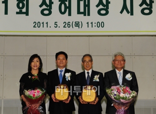 왼쪽부터 김경희 상허문화재단이사장 겸 건국대 이사장, 이중복 건국대 수의과학연구소장, 김형식 서울국제교육재단이사장, 김진규 건국대총장(상허대상 심사위원장) ⓒ건국대