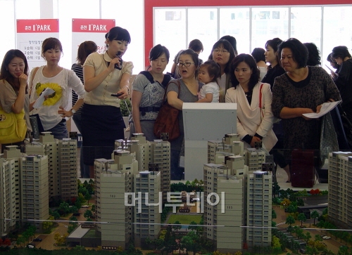 ↑지난 27일 문을 연 '춘천아이파크' 모델하우스에 연일 방문객이 몰려들고 있다.
