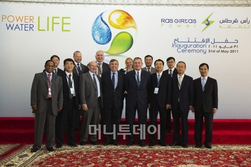 ↑지난달 31일(현지시간) 카타르 라스라판 산업단지에서 진행된 카타르 복합화력발전공사 현장 준공식에서 현대건설 김창희 부회장(앞줄 오른쪽에서 세번째)이 발주처 관계자인 하마드 알-아티야(앞줄 오른쪽에서 네번째) 부수상 등과 함께 기념촬영을 하고 있다.