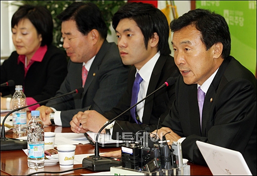 손학규 민주당 대표가 지난 30일 오전 서울 여의도 국회의사당 대표실에서 열린 반값등록금 관련 대학생 간담회에 참석해 모두발언을 하고 있다.