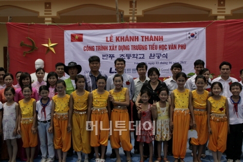 지난 3일 베트남 뛰엔꽝성 선즈엉 현에서 열린 반푸 초등학교 완공식에서 LS엠트론 봉사단원들과 현지 초등학생들이 기념 촬영하고 있다.