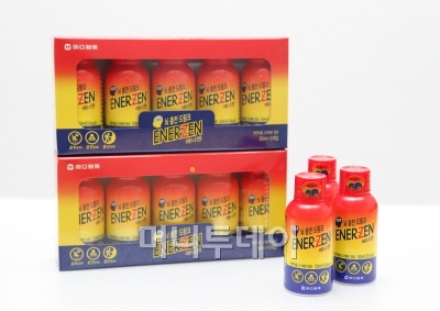 ↑ 동아제약(대표 김원배)은 육체피로 회복과 뇌세포대사기능 촉진에 효과가 있는 새로운 에너지드링크 '에너젠'을 출시했다고 7일 밝혔다.