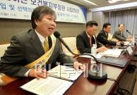 윤창겸 경기도의사회 회장, 경만호 대한의사협회 회장, 신민석 대한의사협회 상근부회장(사진 왼쪽부터)이 7일 오전 서울 중구 프레스센터에서 국민의 의약품 구입 및 선택의원제 관련 정부 발표에 대한 기자회견을 갖고 있다. / 홍봉진 기자 honggga@