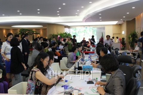 ↑오피스텔도 임대사업 등록 대상에 포함, 취득세와 양도소득세를 감면해주는 방안이 추진된다. 사진은 최근 청약자들이 몰려든 판교 한 오피스텔 분양 현장.