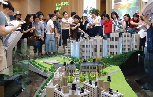 ↑10일 부산지하철 3호선 거제역 인근에 오픈한 '명륜 아이파크' 모델하우스에 인파가 몰렸다.