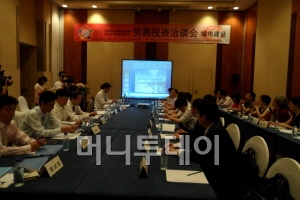 중국 우한시에서 열린 '2011 한중우호주간' 행사 기간 중에 한국 건설업체와 중국 후베이성 및 우한시 관계자들이 신도시 건설과 관련된 협력 방안을 논의하고 있다.