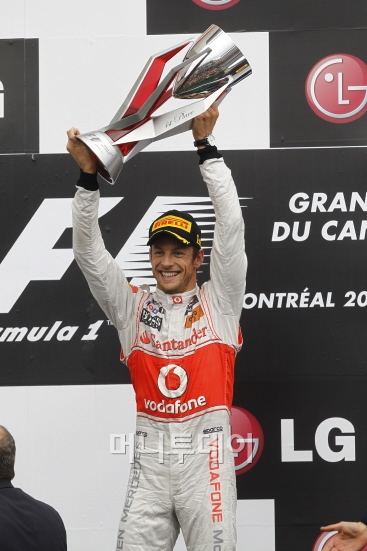 ↑13일(한국시간) 맥라렌의 젠슨 버튼이 2011 F1 캐나다 그랑프리에서 우승을 차지한 뒤 시상대에서 포즈를 취하고 있다.