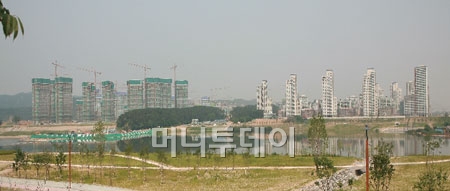 ↑ 세종시 1,2단계 공사현장 전경. 왼쪽 2단계 아파트는 공사가 진행중이며 오른쪽 1단계 '퍼스트프라임' 단지는 공사가 거의 마무리된 상태다. ⓒLH