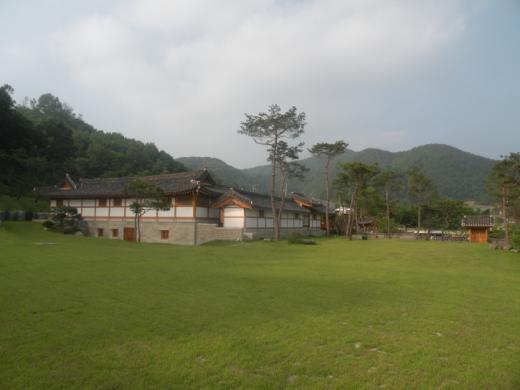 경기도 연천에 위치한 전통 한옥호텔 조선왕가 염근당. 수령 100년은 족히 넘어 보이는 고목들과 세월의 흔적을 베어 문 고색창연한 건축물은 눈길 주는 곳마다 그림이다.