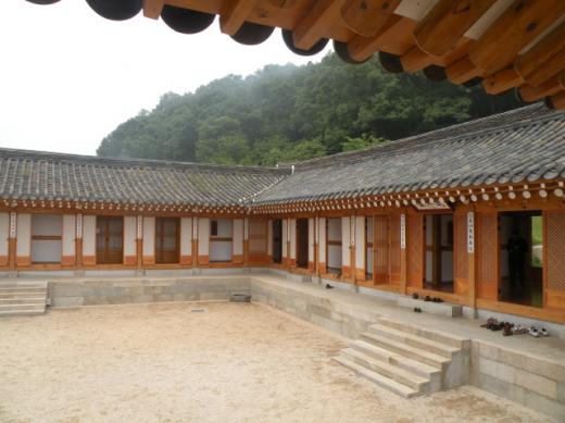 염근당 이건(移建) 당시 발견된 붉은 비단 상량문(위). 남권희 이사장이 왕가의 증표인 상량문에 대해 설명하고 있다.(아래)