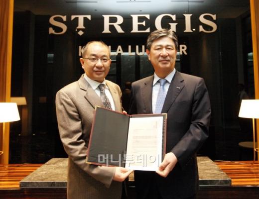 ↑서종욱(오른쪽) 대우건설 사장이 지난 13일 쿠알라룸푸르에서 추아마유 원IFC레지던스 사장과 IFC 프로젝트 수주건에 서명한 뒤 기념촬영을 하고 있다.  


사장이 룸푸르에서 대우건설 서종욱 사장(오른쪽)과 원 IFC 레지던스 추아마유(Chua Ma Yu) 회장(왼쪽)이 원 IFC 프로젝트 공사추진에 최종합의하고 서명식을 가졌다.