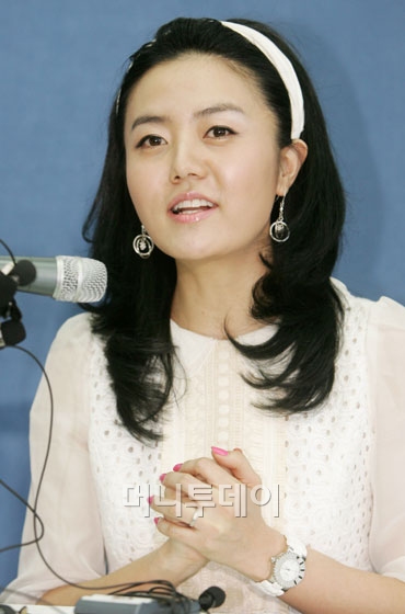 손미나 KBS 전 아나운서가 오는 7월 소설 '누가 미모자를 그렸나(웅진출판사)'를 출간한다.